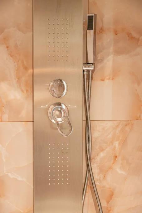 Smaragdi Luxury Jacuzzi Apartment Noho Premium Living Athén Kültér fotó