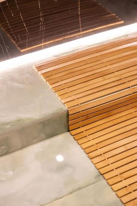 Smaragdi Luxury Jacuzzi Apartment Noho Premium Living Athén Kültér fotó