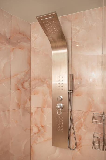 Smaragdi Luxury Jacuzzi Apartment Noho Premium Living Athén Kültér fotó