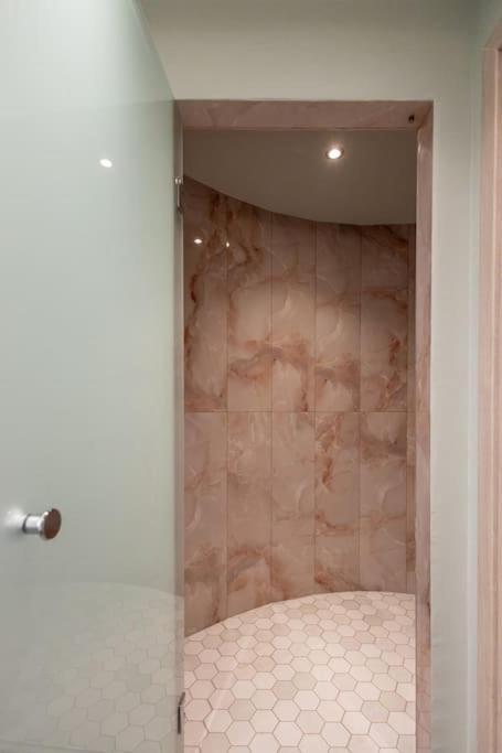 Smaragdi Luxury Jacuzzi Apartment Noho Premium Living Athén Kültér fotó