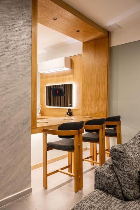 Smaragdi Luxury Jacuzzi Apartment Noho Premium Living Athén Kültér fotó