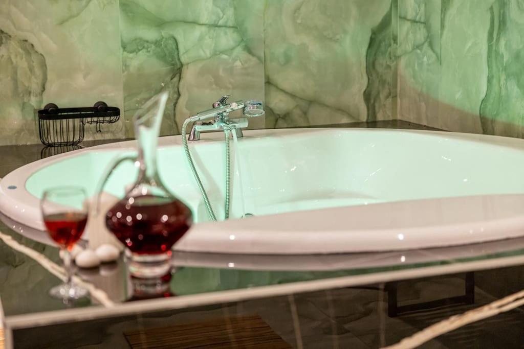 Smaragdi Luxury Jacuzzi Apartment Noho Premium Living Athén Kültér fotó
