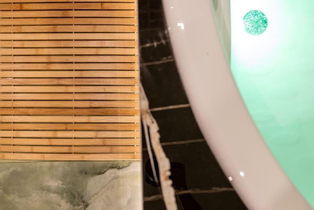 Smaragdi Luxury Jacuzzi Apartment Noho Premium Living Athén Kültér fotó