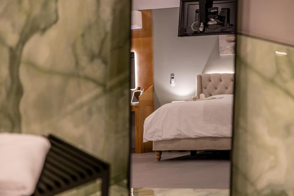 Smaragdi Luxury Jacuzzi Apartment Noho Premium Living Athén Kültér fotó