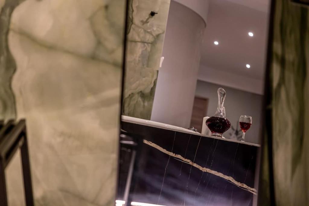 Smaragdi Luxury Jacuzzi Apartment Noho Premium Living Athén Kültér fotó