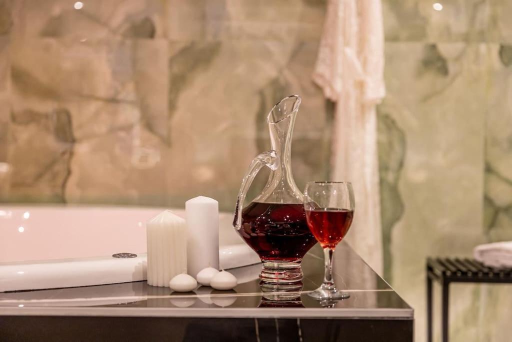 Smaragdi Luxury Jacuzzi Apartment Noho Premium Living Athén Kültér fotó