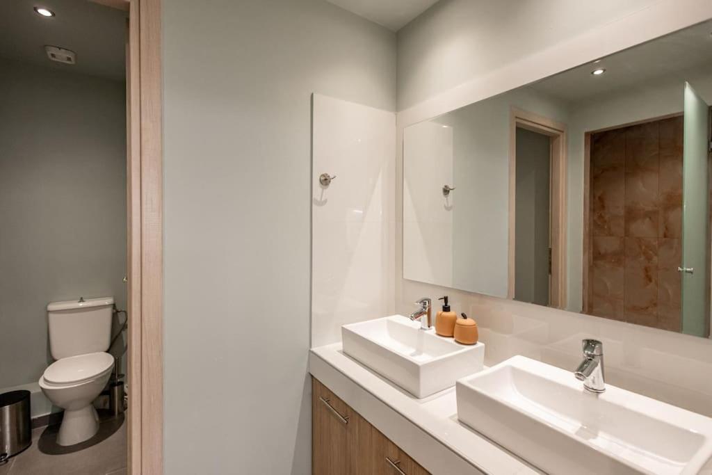 Smaragdi Luxury Jacuzzi Apartment Noho Premium Living Athén Kültér fotó