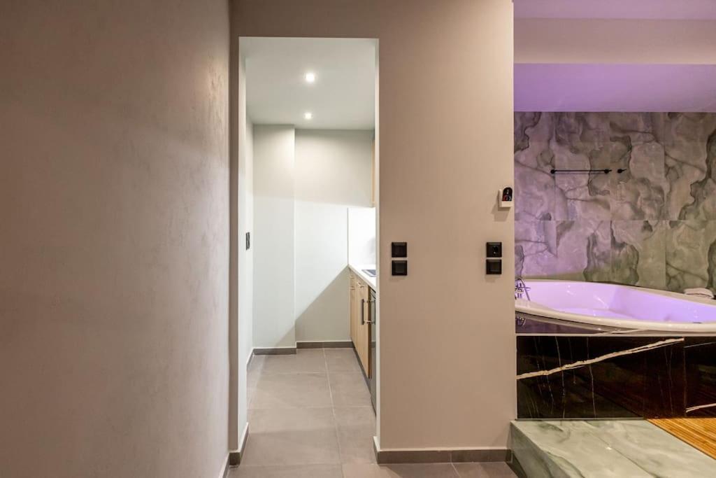 Smaragdi Luxury Jacuzzi Apartment Noho Premium Living Athén Kültér fotó