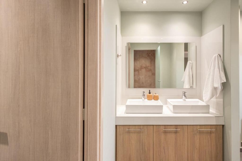 Smaragdi Luxury Jacuzzi Apartment Noho Premium Living Athén Kültér fotó