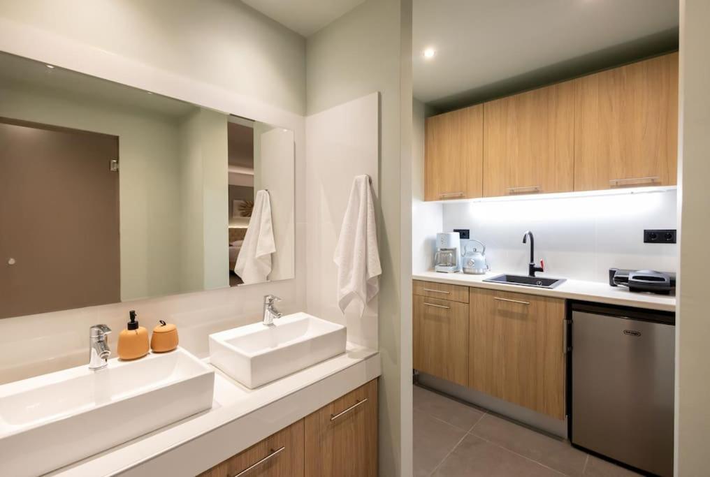 Smaragdi Luxury Jacuzzi Apartment Noho Premium Living Athén Kültér fotó