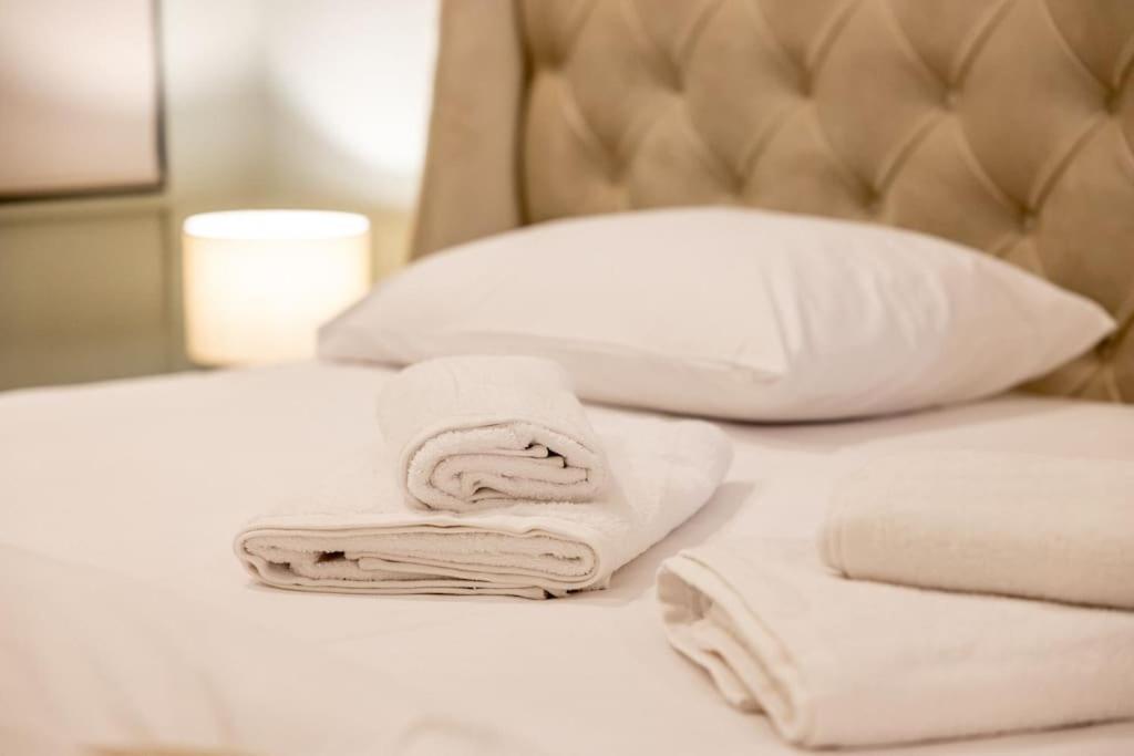 Smaragdi Luxury Jacuzzi Apartment Noho Premium Living Athén Kültér fotó
