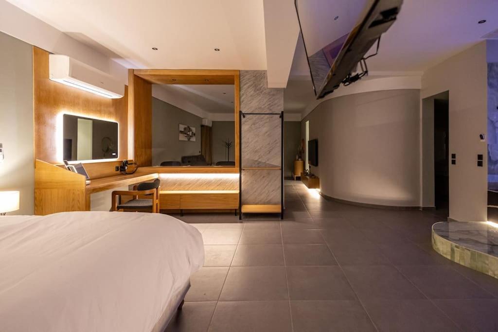 Smaragdi Luxury Jacuzzi Apartment Noho Premium Living Athén Kültér fotó
