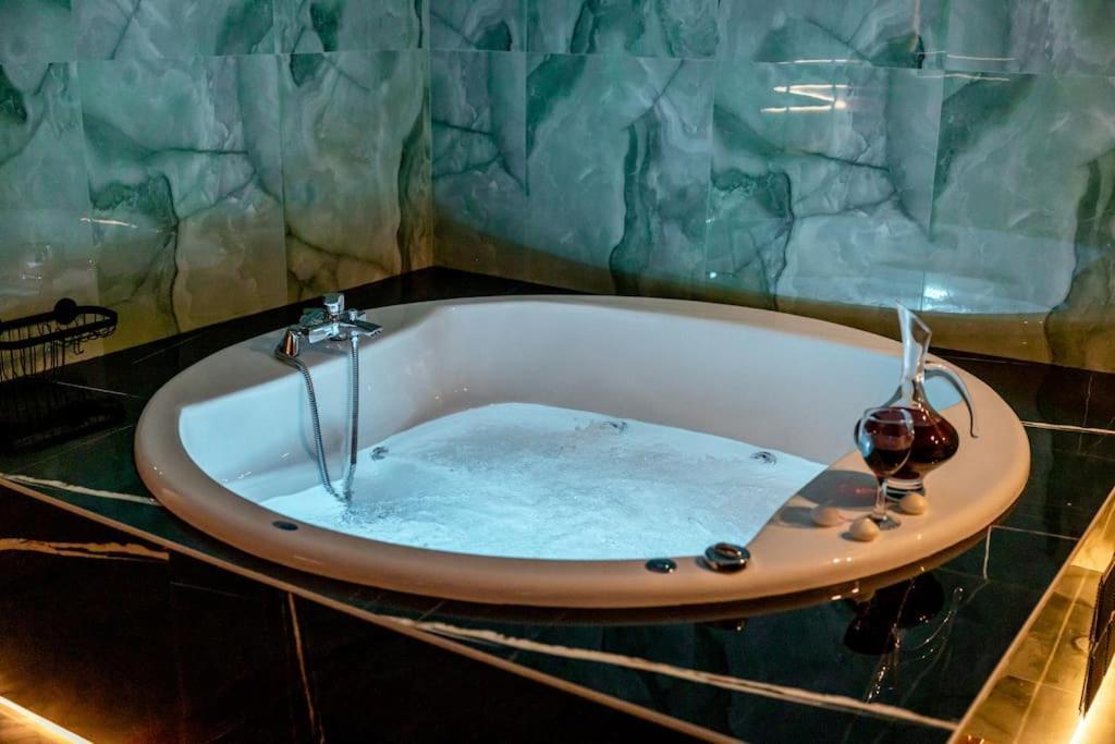 Smaragdi Luxury Jacuzzi Apartment Noho Premium Living Athén Kültér fotó