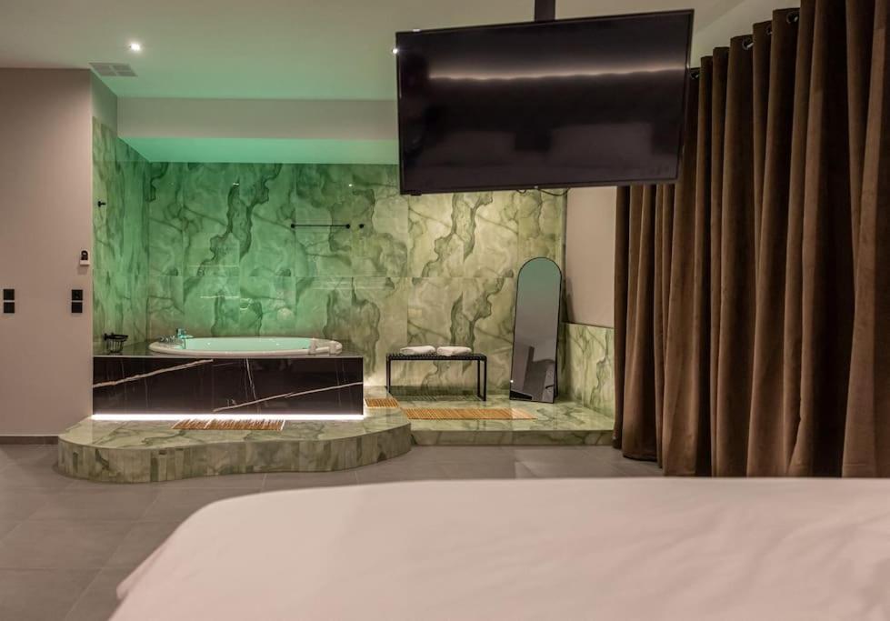 Smaragdi Luxury Jacuzzi Apartment Noho Premium Living Athén Kültér fotó