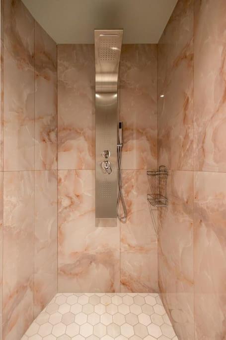 Smaragdi Luxury Jacuzzi Apartment Noho Premium Living Athén Kültér fotó