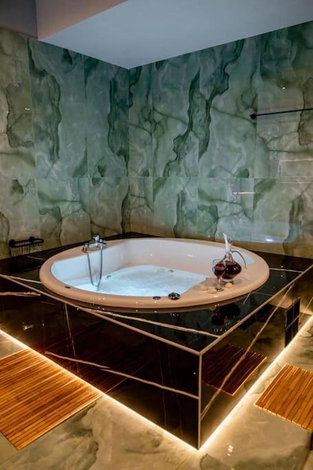 Smaragdi Luxury Jacuzzi Apartment Noho Premium Living Athén Kültér fotó