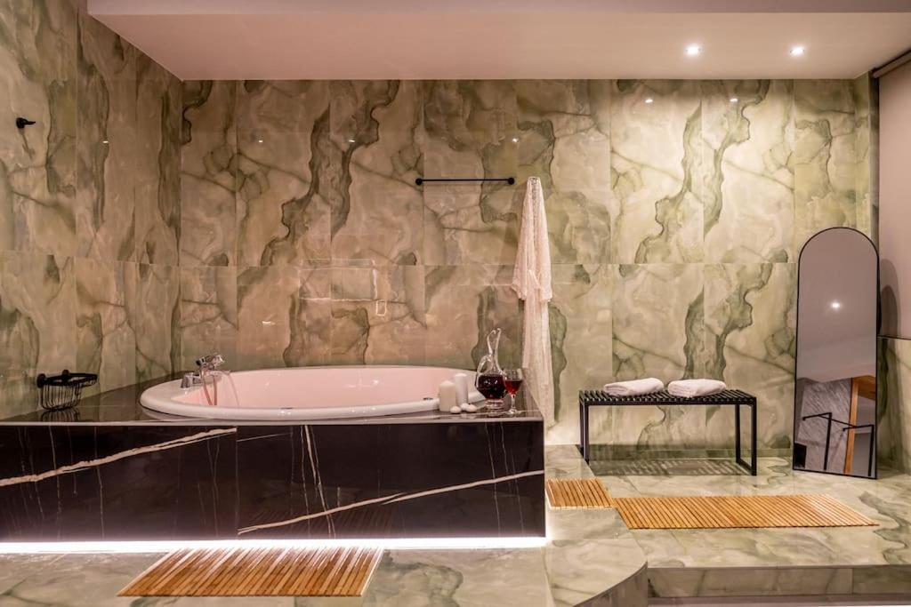 Smaragdi Luxury Jacuzzi Apartment Noho Premium Living Athén Kültér fotó