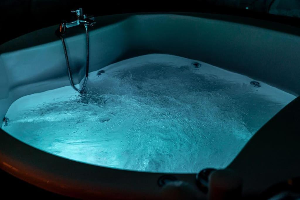 Smaragdi Luxury Jacuzzi Apartment Noho Premium Living Athén Kültér fotó