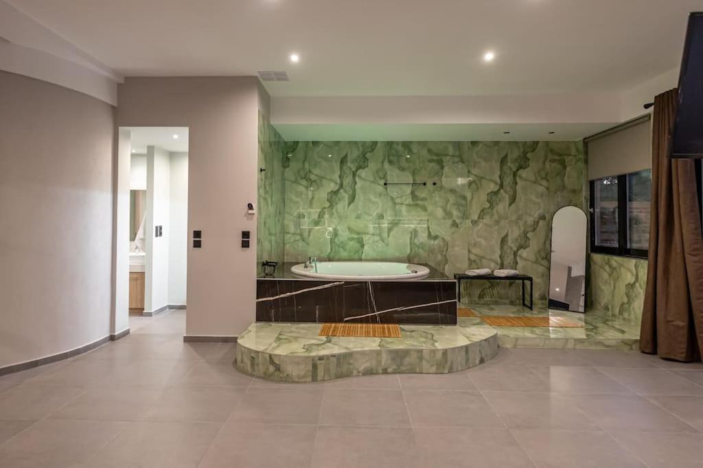 Smaragdi Luxury Jacuzzi Apartment Noho Premium Living Athén Kültér fotó
