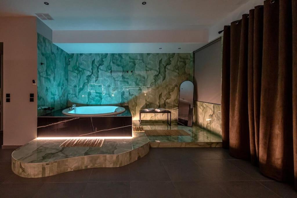 Smaragdi Luxury Jacuzzi Apartment Noho Premium Living Athén Kültér fotó